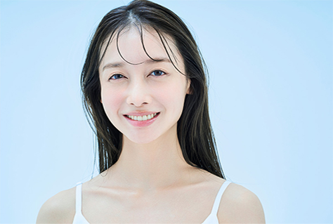 笑顔の女性の写真